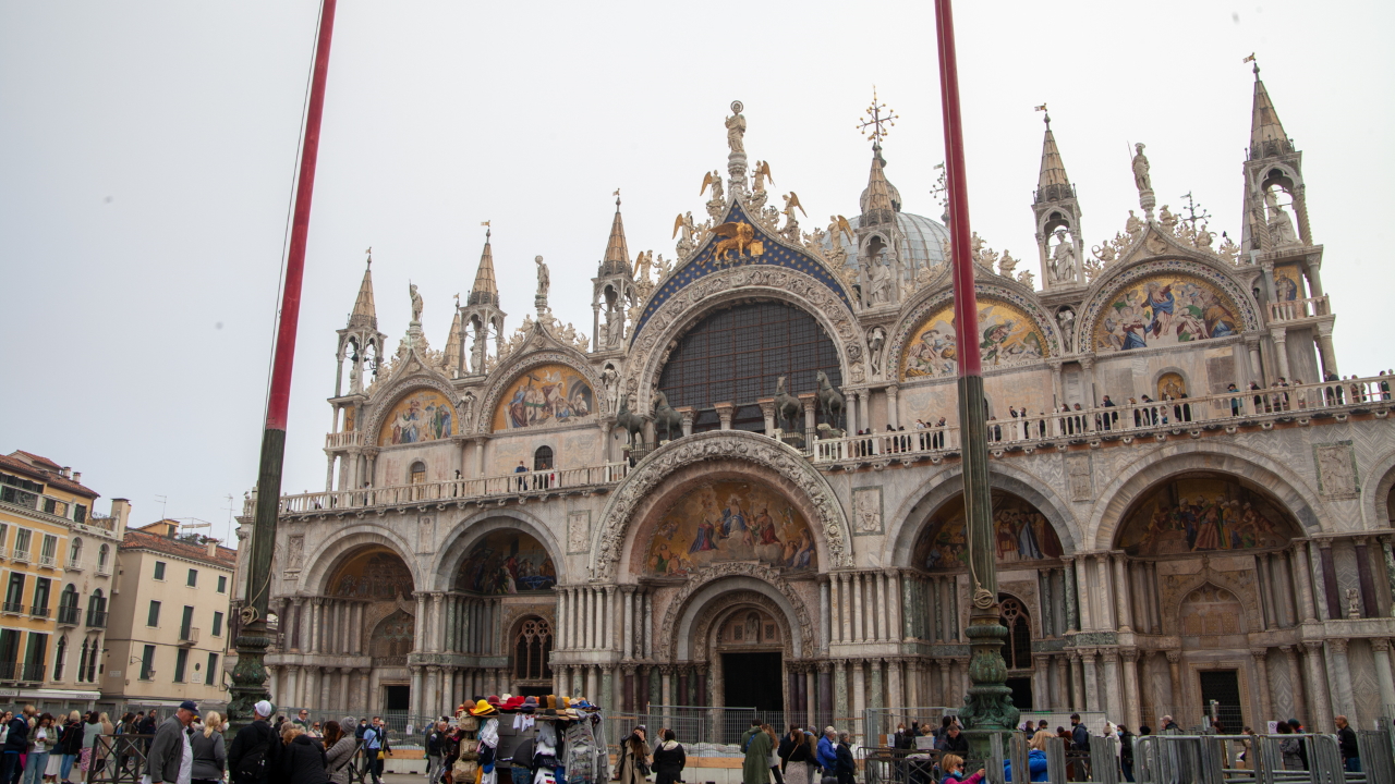 How to Visit Saint Mark's Basilica and the Story of Its Stolen Horses ...